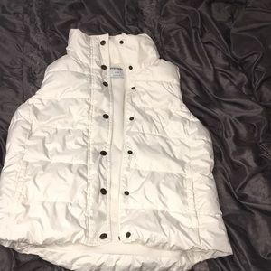 Old navy women’s white puffer vest